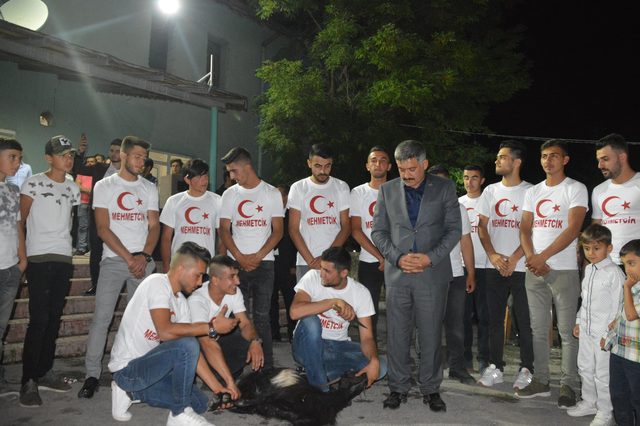 Kayseri'de asker adaylarının ellerine kına yakıldı