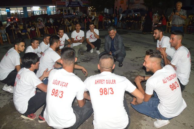 Kayseri'de asker adaylarının ellerine kına yakıldı