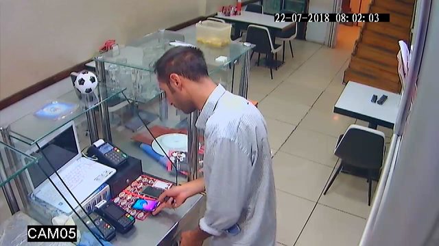 İçeride kimseyi görmeyince cep telefonunu alarak kaçtı