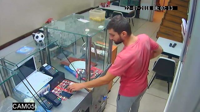 İçeride kimseyi görmeyince cep telefonunu alarak kaçtı