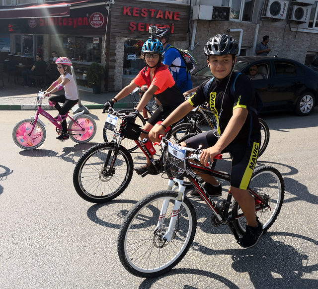 Trafikte bisiklet farkındalığını artırmak için pedal çevirdiler