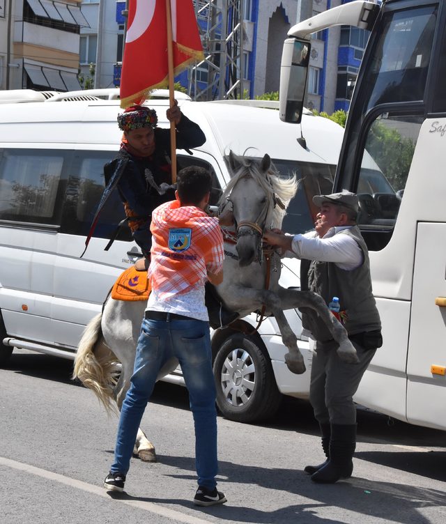 Yörük Türkmen şöleninde atlar, sahiplerine zor anlar yaşattı