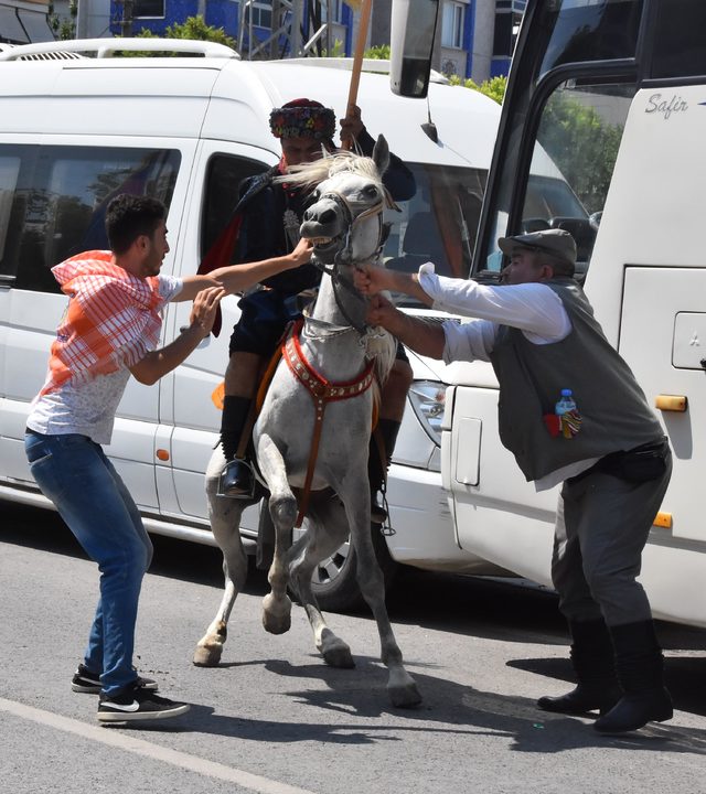 Yörük Türkmen şöleninde atlar, sahiplerine zor anlar yaşattı