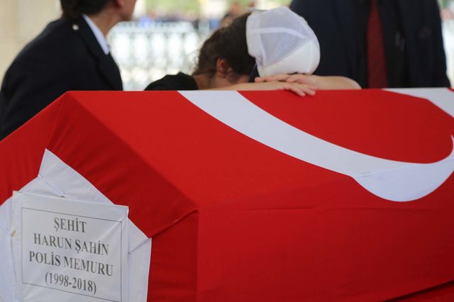 Otomobilin çarpması sonucu şehit olan polis, son yolculuğuna uğurlandı