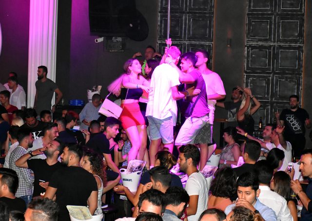 Eğlencenin kalbi, Marmaris Barlar Sokağı'nda atıyor