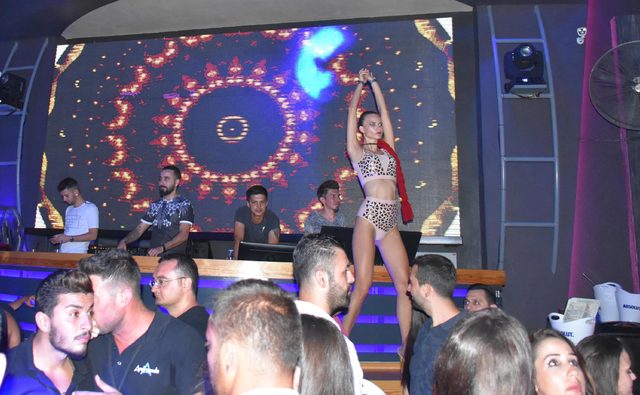 Eğlencenin kalbi, Marmaris Barlar Sokağı'nda atıyor