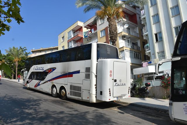 Tartıştığı turist kafilesinin otobüsünü yakmaya çalıştı