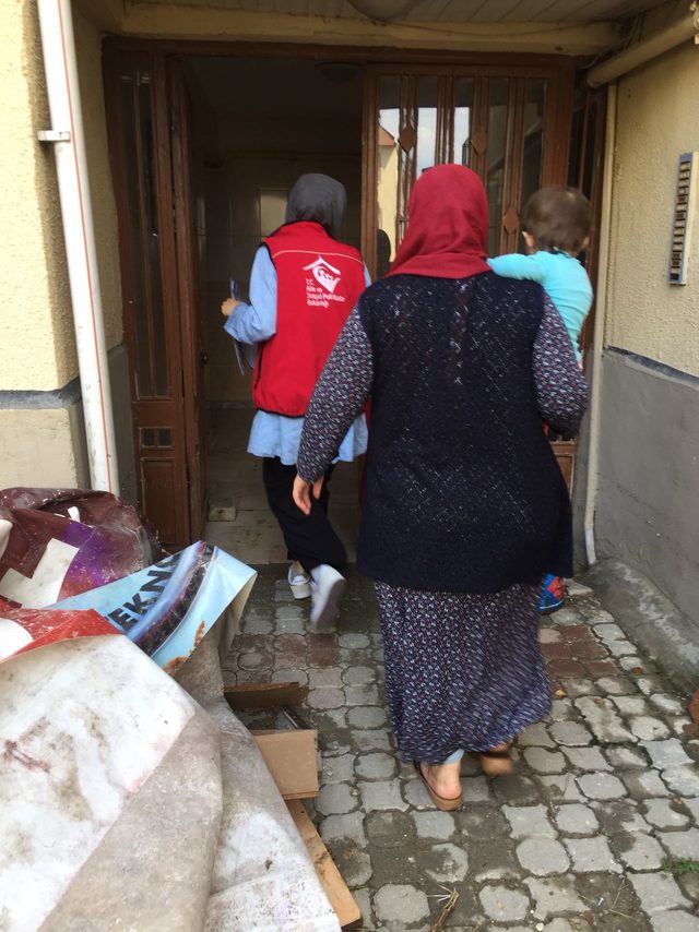İnegöl'de evleri su altında kalan ailelere destek