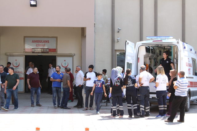 Gerger'de otomobil şarampole devrildi: 1 ölü, 3 yaralı