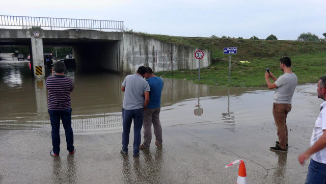 Su dolan alt geçitte mahsur kalan sürücünün kurtarılma anını canlı yayınladılar