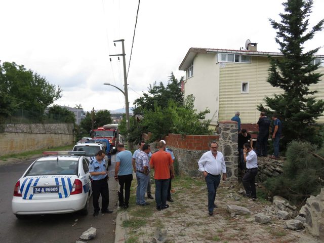 Lüks cip duvarı aşıp evin bahçesine uçtu; dede torun yaralandı