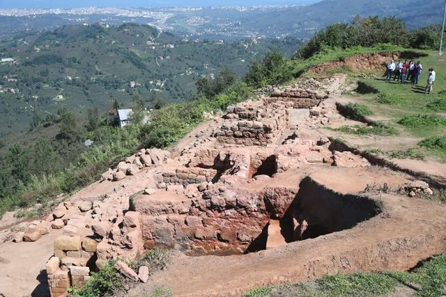 Ana Tanrıça Kibele'nini ardından Bereket Tanrısı Dionysos'un da heykeli bulundu