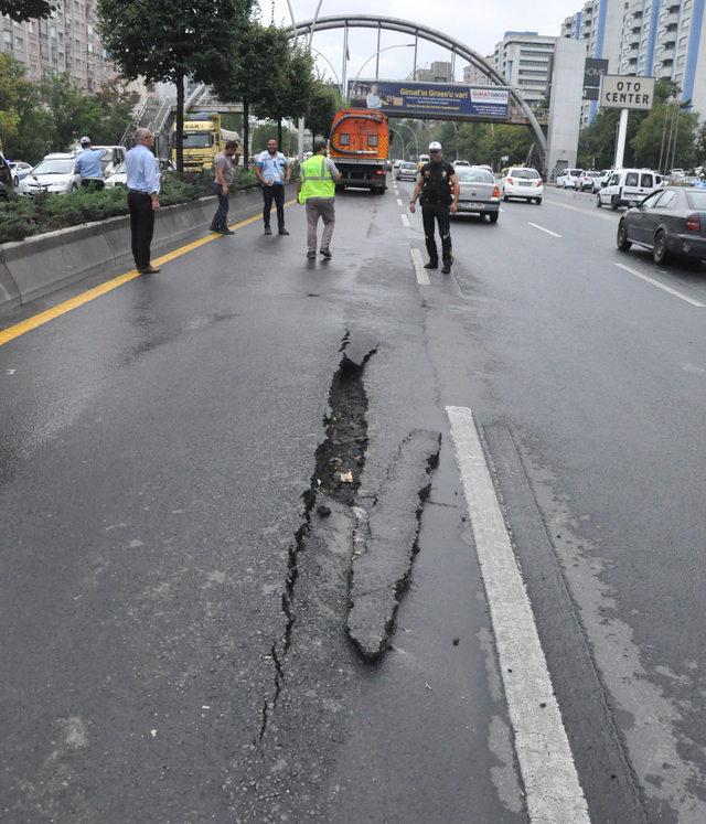 Ankara'da sağanak nedeniyle yol çöktü
