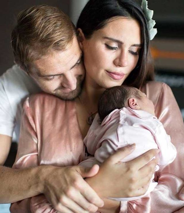 Bebekleriyle ilk poz Bebekleriyle ilk poz