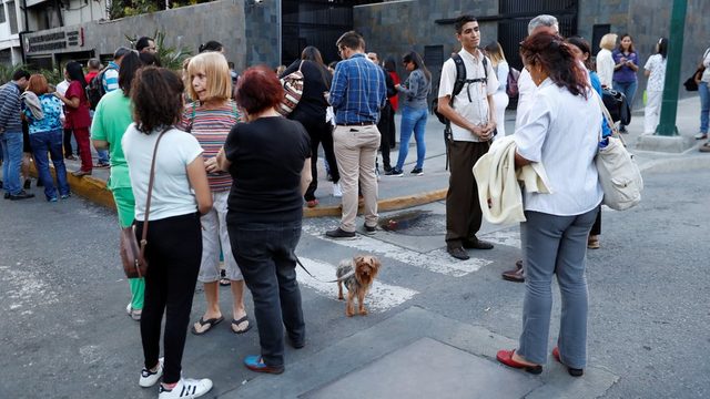  People appeared on the streets with the earthquake. 