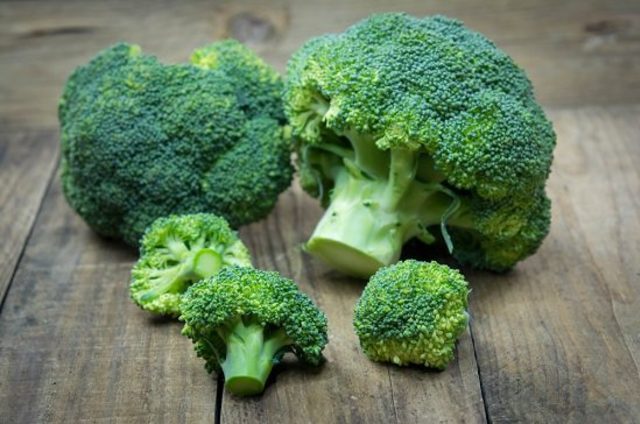 broccoli-on-wooden-table