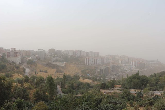 Şırnak'ta toz bulutu gündüzü geceye çevirdi! Hayati uyarı
