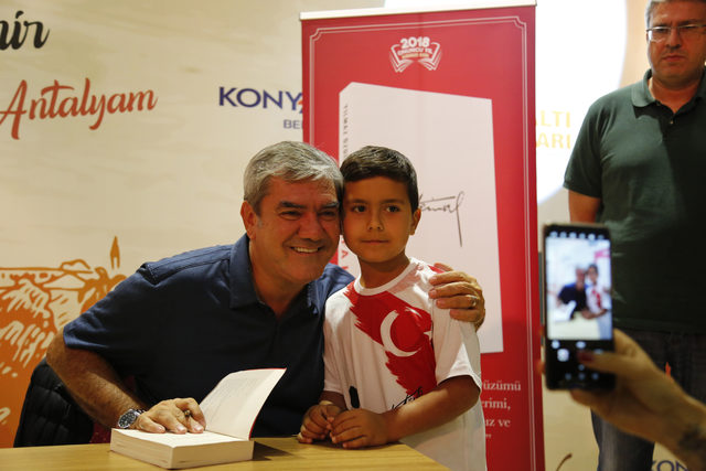Antalya'da Yılmaz Özdil'e kitap imzalatma kuyruğu