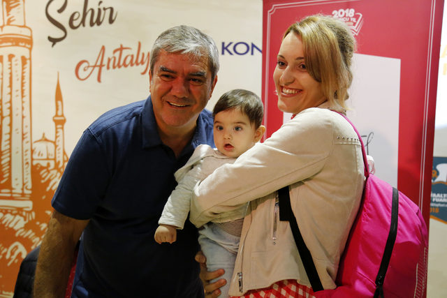 Antalya'da Yılmaz Özdil'e kitap imzalatma kuyruğu