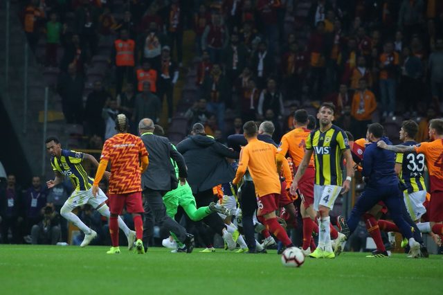 Galatasaray - Fenerbahçe maç sonu kavga çıktı!