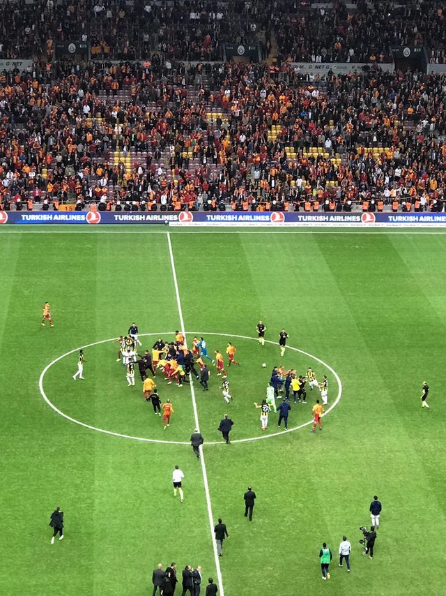 Galatasaray - Fenerbahçe maç sonu kavga çıktı!